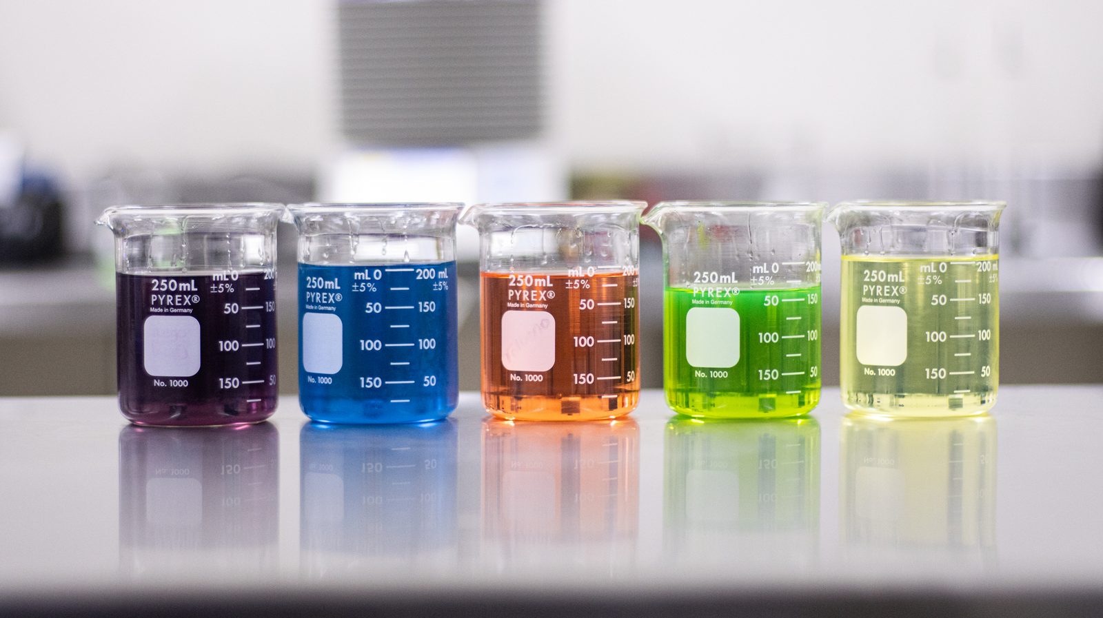 Vasos Pyrex con muestras de combustibles